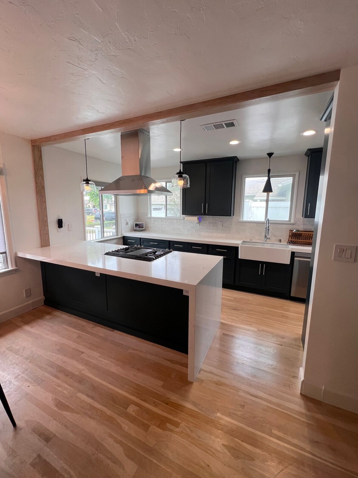 modern-black-cabinet-kitchen-island-quartz-countertop