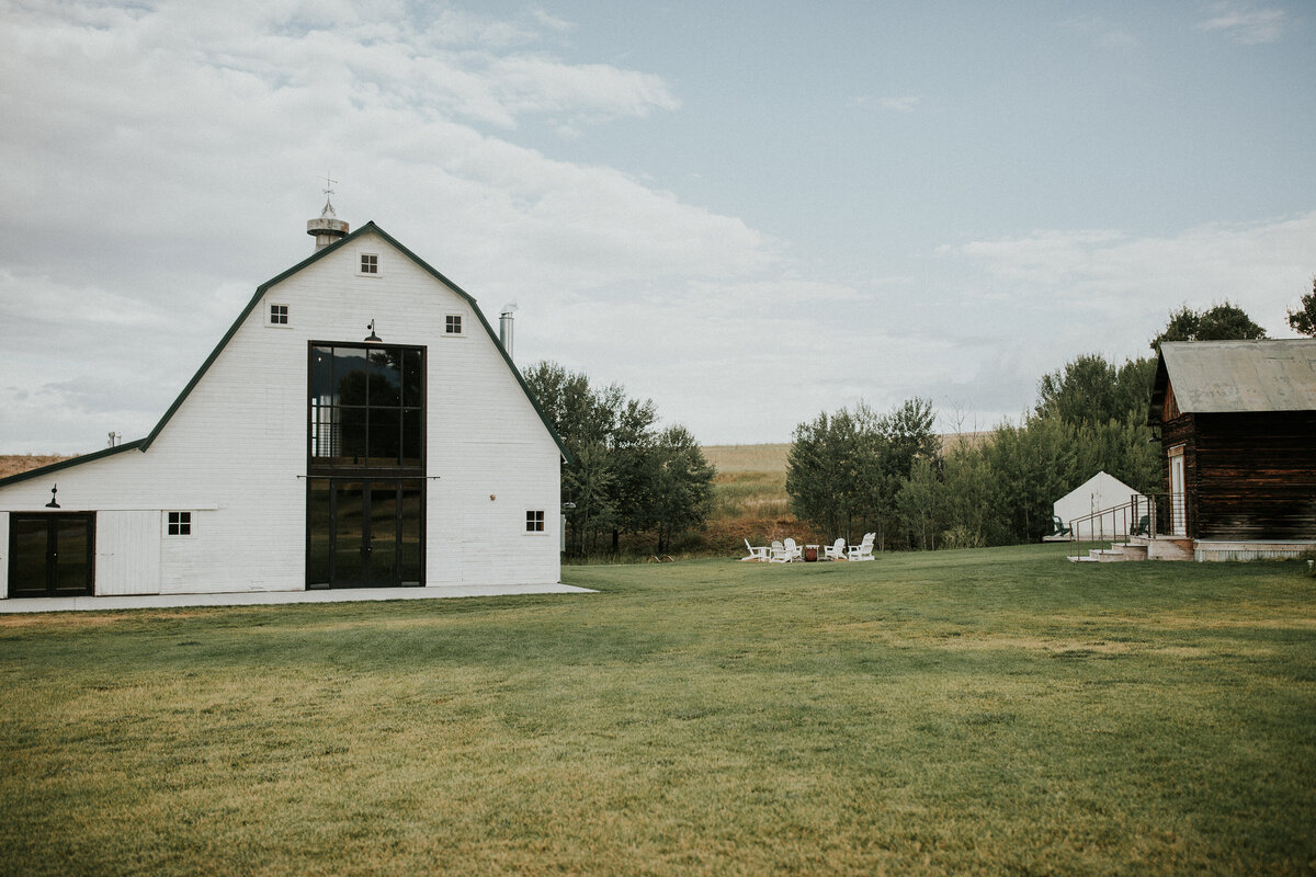 outdoor-barn-wedding-photography-montana-1