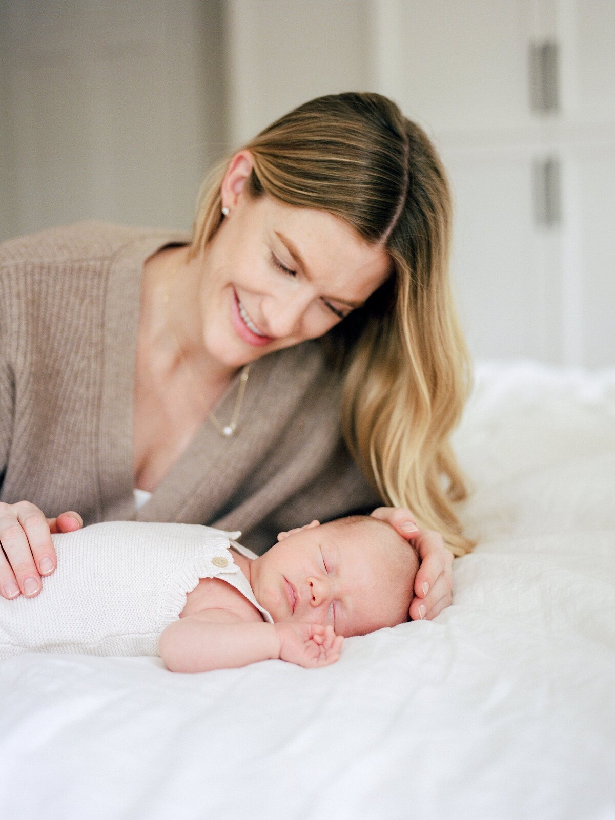 modern-indoor-newborn-richmond-va-photos-amy-nicole-photography-0047