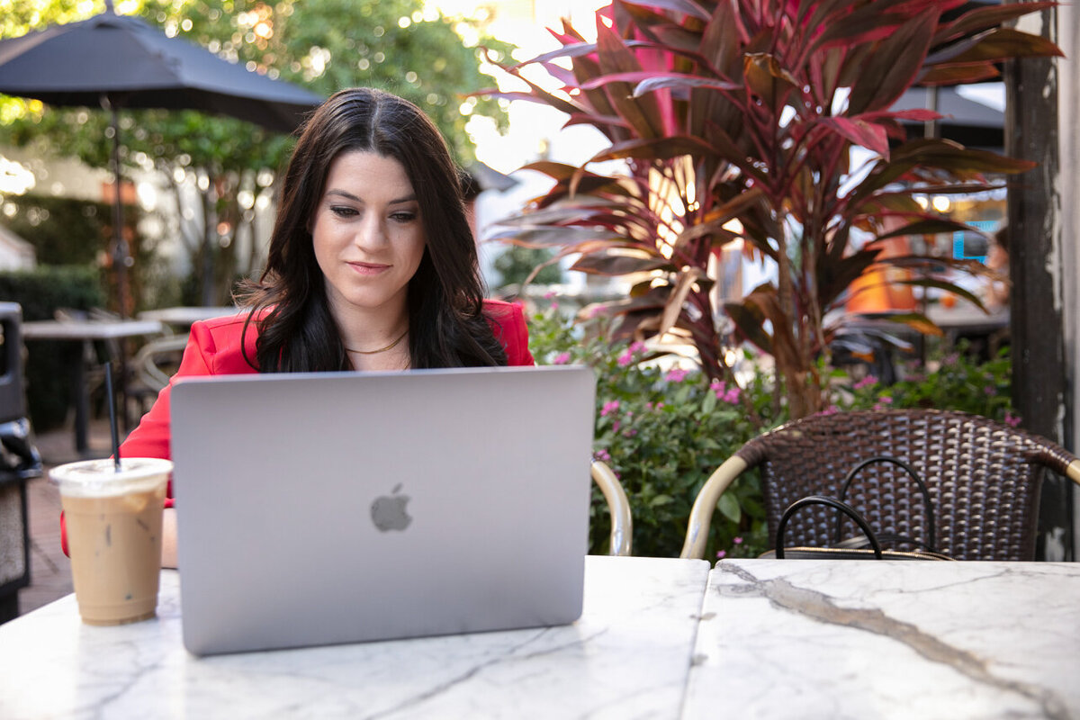 A virtual assistant works on a laptop to provide online business consulting.