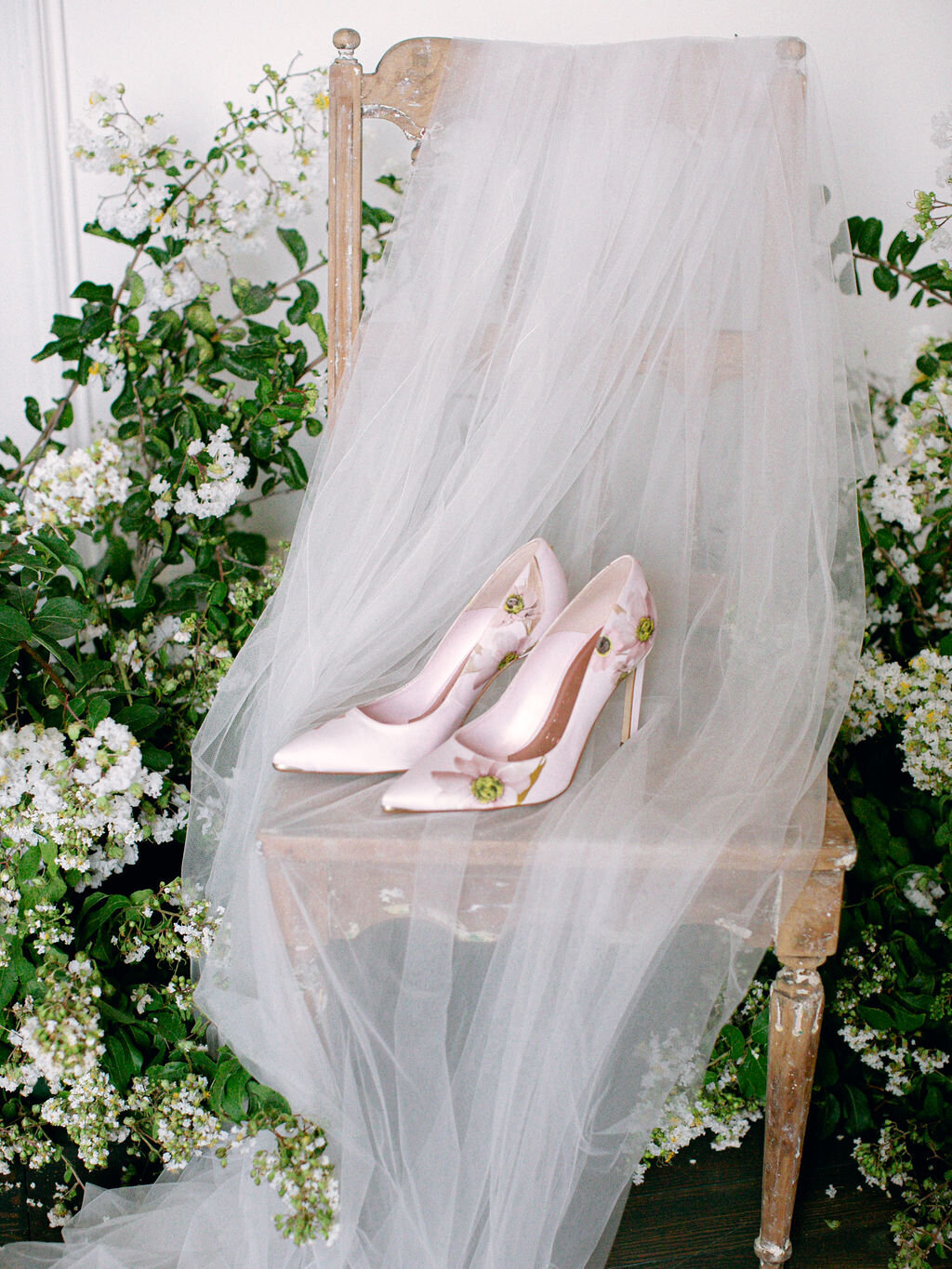 max-owens-design-english-floral-wedding-15-shoes-veil