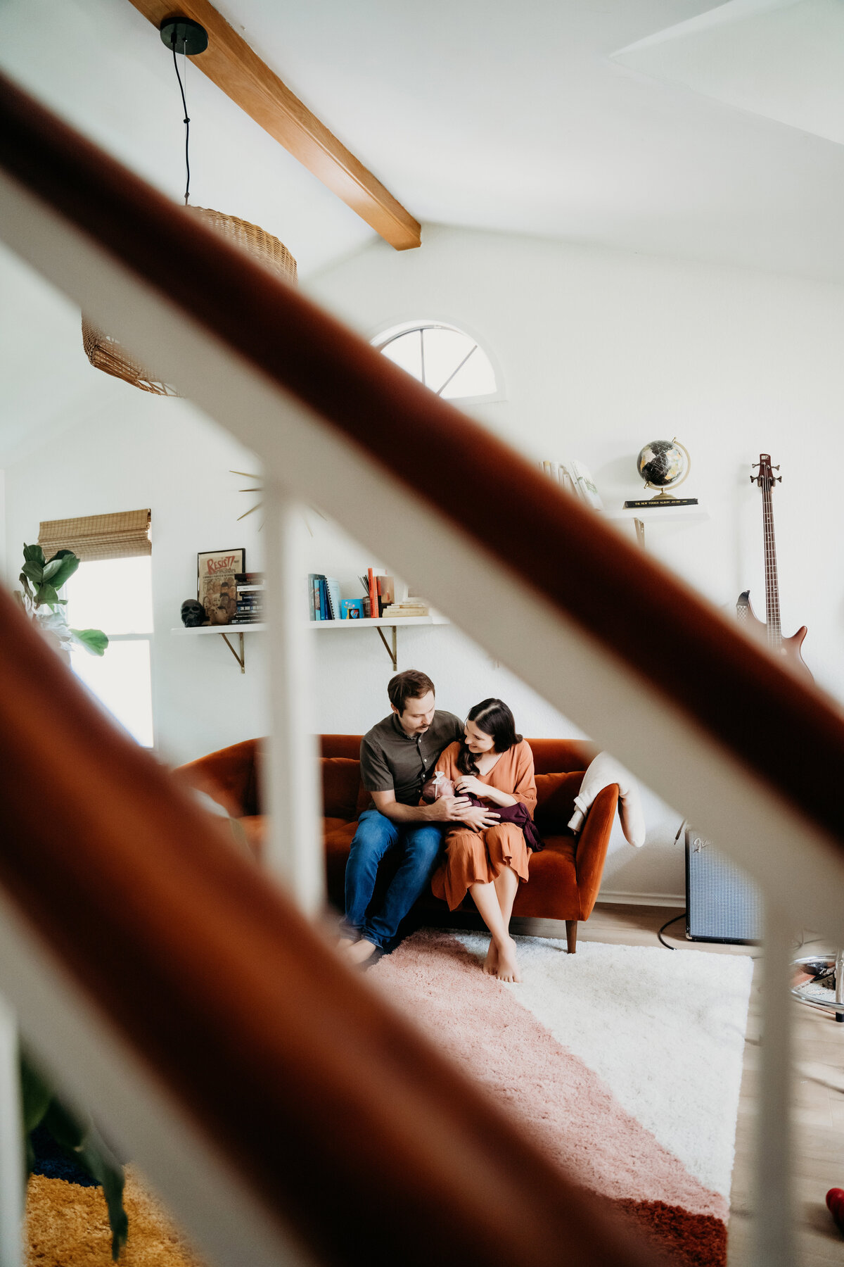 Newborn Photographer, Mom and dad admire baby in the couch