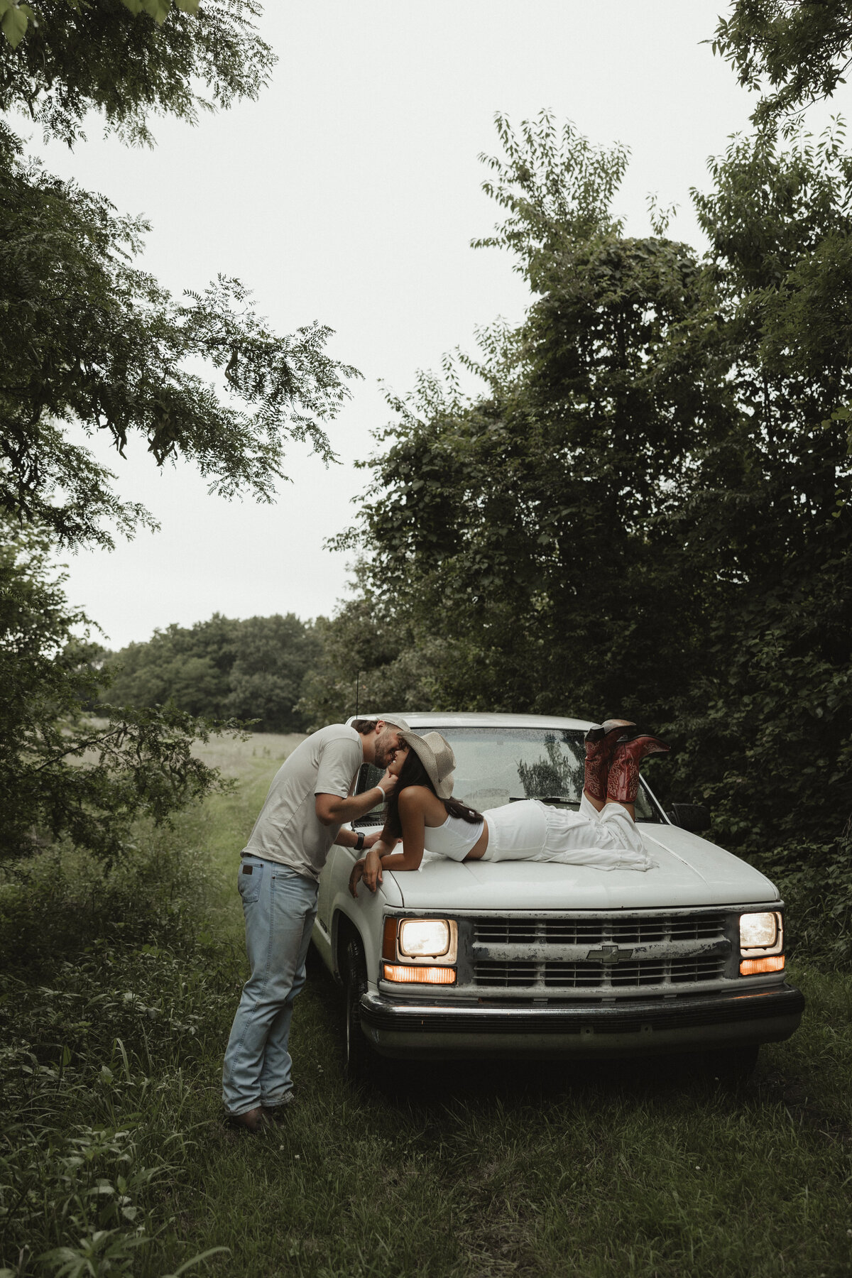 Wildflowercouplessessionwithtruck_emilyarwinephoto-83