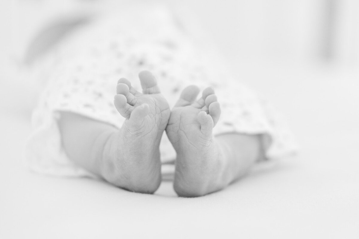 baby feet taken by a lifestyle newborn photographer in Woodbridge, Virginia