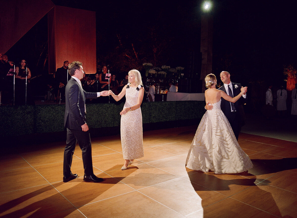 meg-smith-photography-sculpture-garden-private-estate-wedding-045