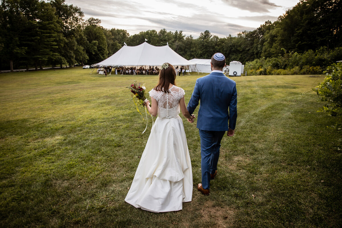Witness the magic of this breathtaking wedding moment at a Chesterwood Berskshires, skillfully captured by photographer Matthew Cavanaugh.
