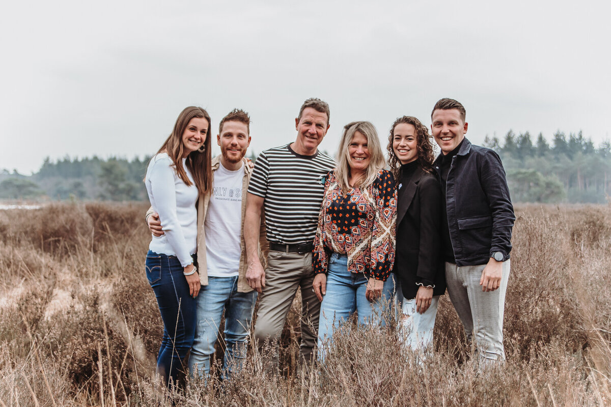 Groepsfoto familie buiten