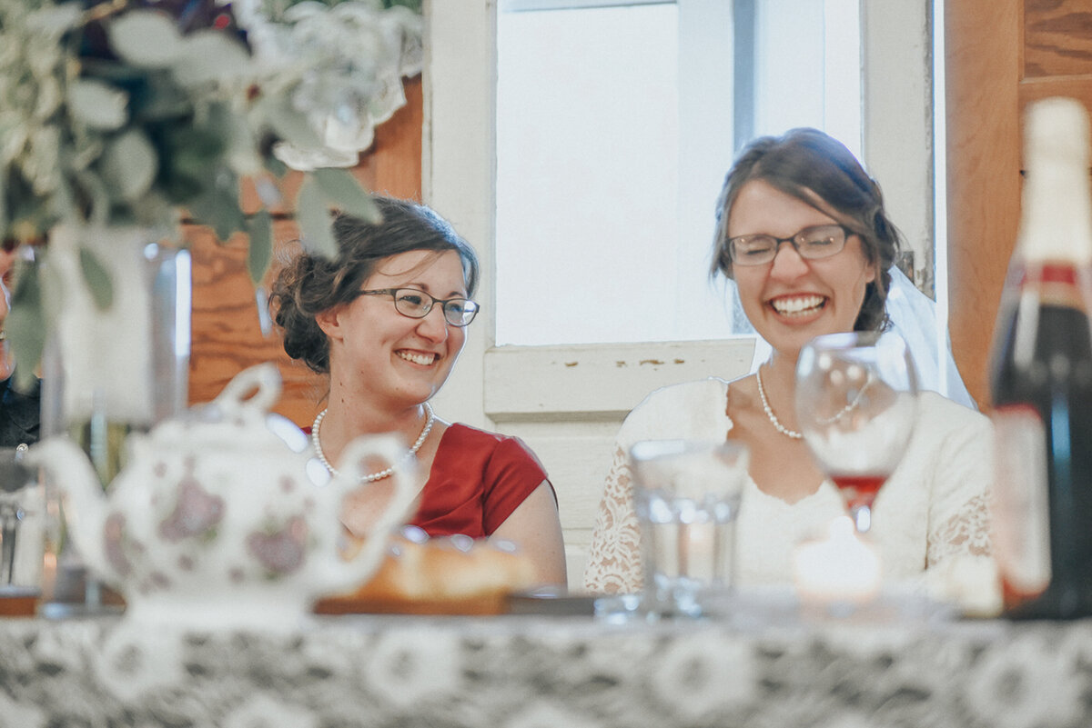 wedding speeches and cake | Iowa wedding photographer | Iowa Photographer | Playlife | Cedar Rapids | Iowa City | Kalona | Alaynna Ann Schwartz-59