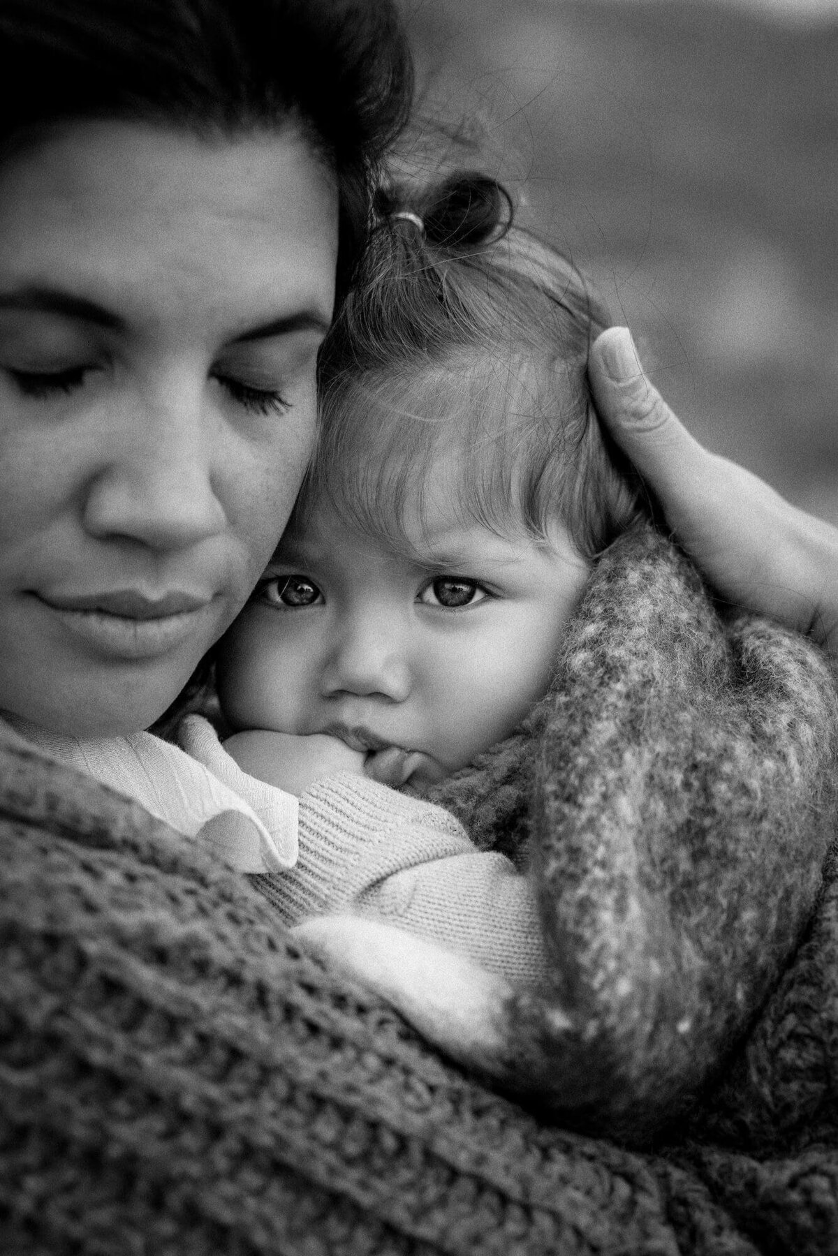 Moeder en dochter tijdens gezinsshoot op het strand