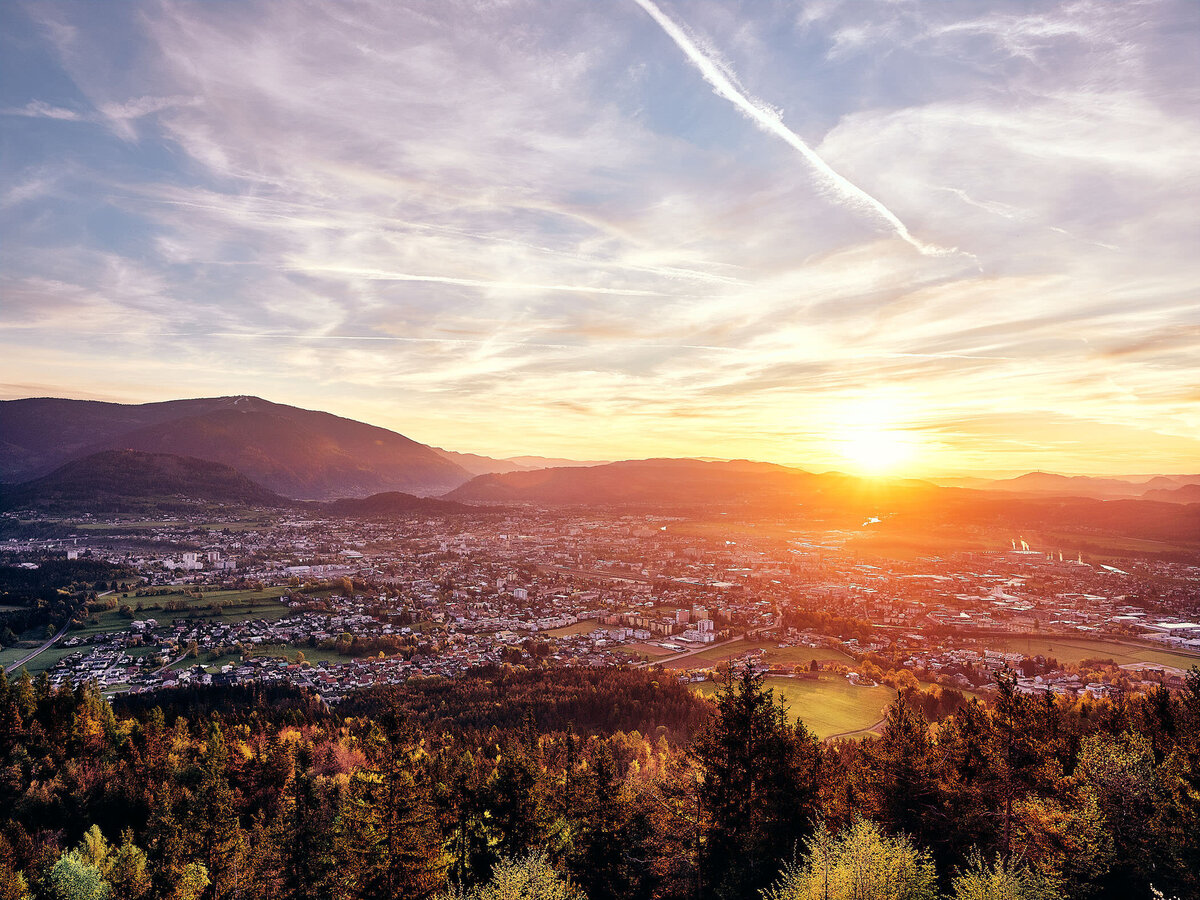 Stimmungsvolle Panoramaaufnahme von Villach bei Sonnenuntergang mit Alpenblick – professionelle Landschaftsfotografie aus Kärnten von Fotograf Atelier Schulte.