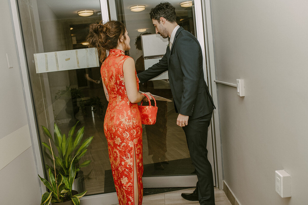 toronto-city-elopement-city-hall-ttc-subway-sugar-beach-fun-romantic-sumer-wedding-2734