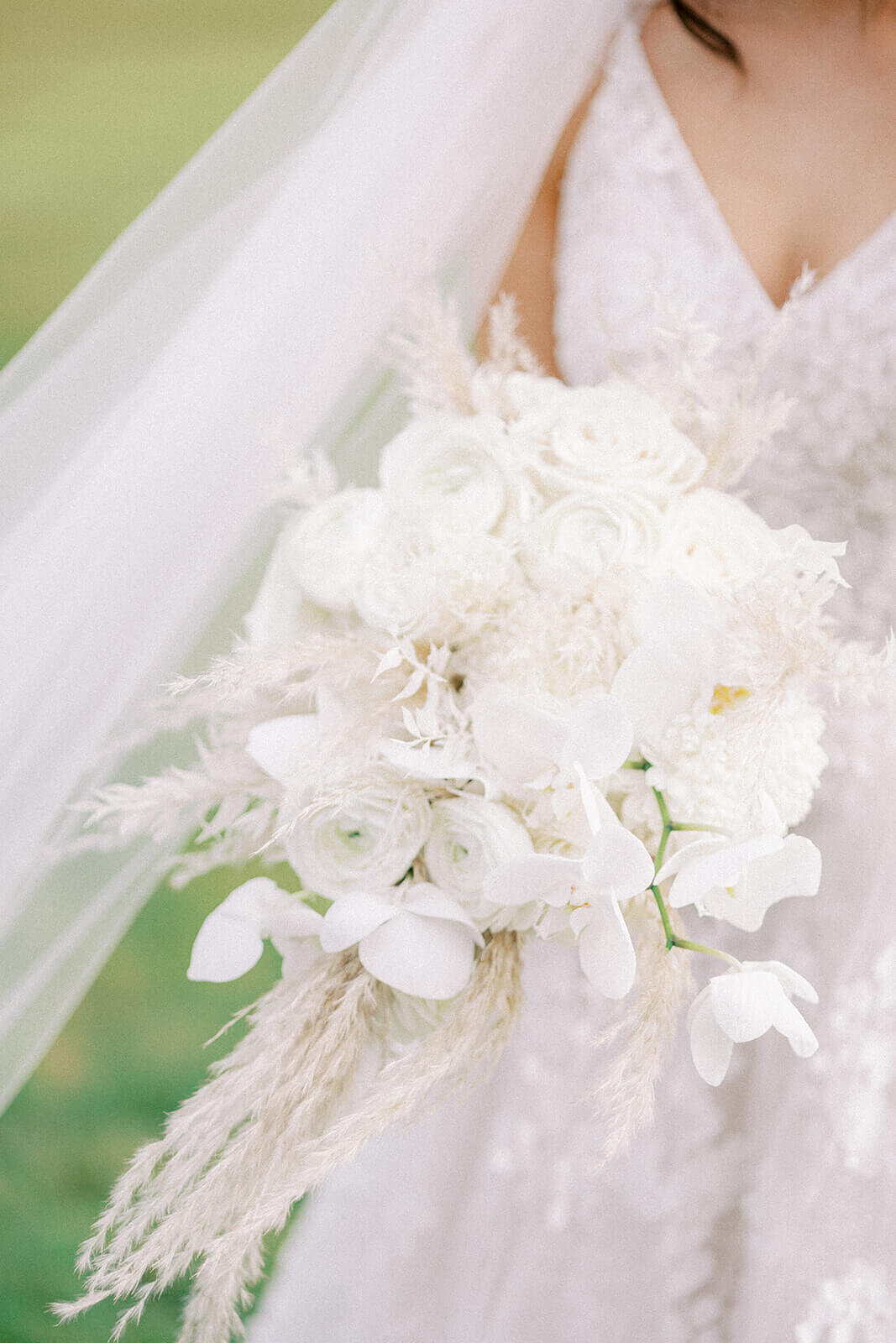 bride-with-white-flower-bouquet