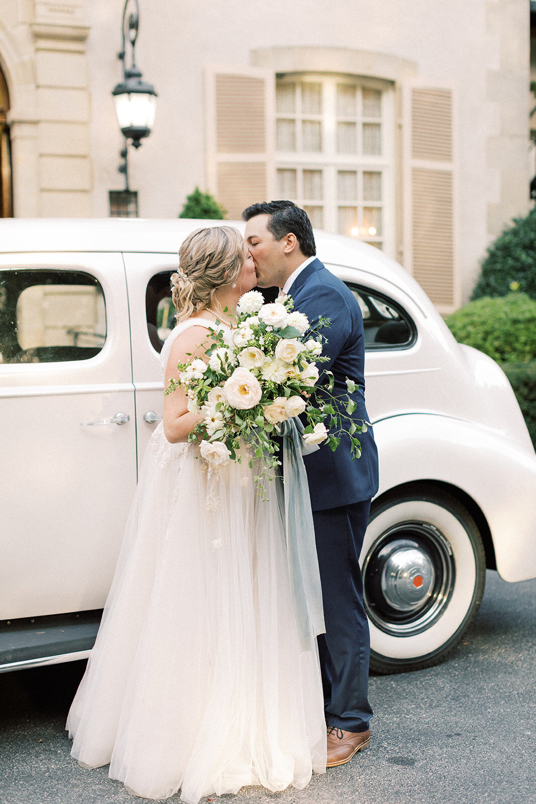 Newlyweds Kissing - Glen Manor House - Cru and Co Events