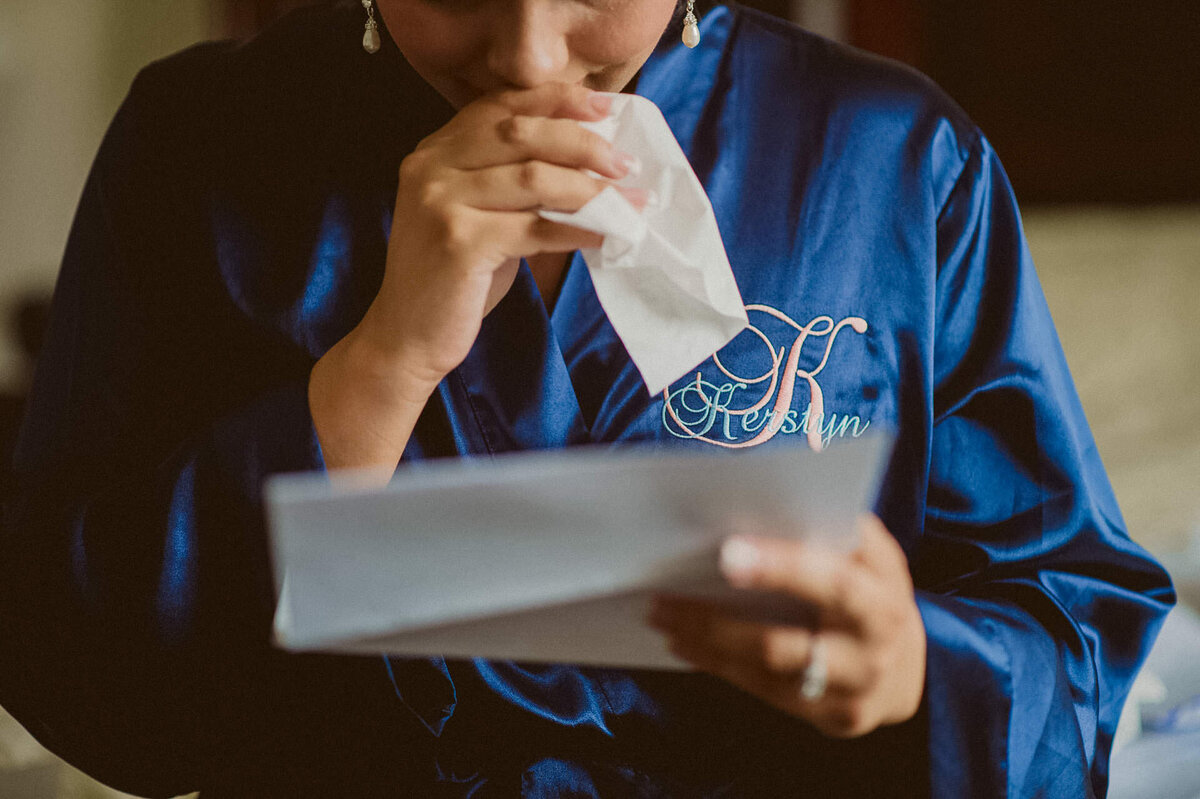 27 bride-reads-letter-from-groom-doolin