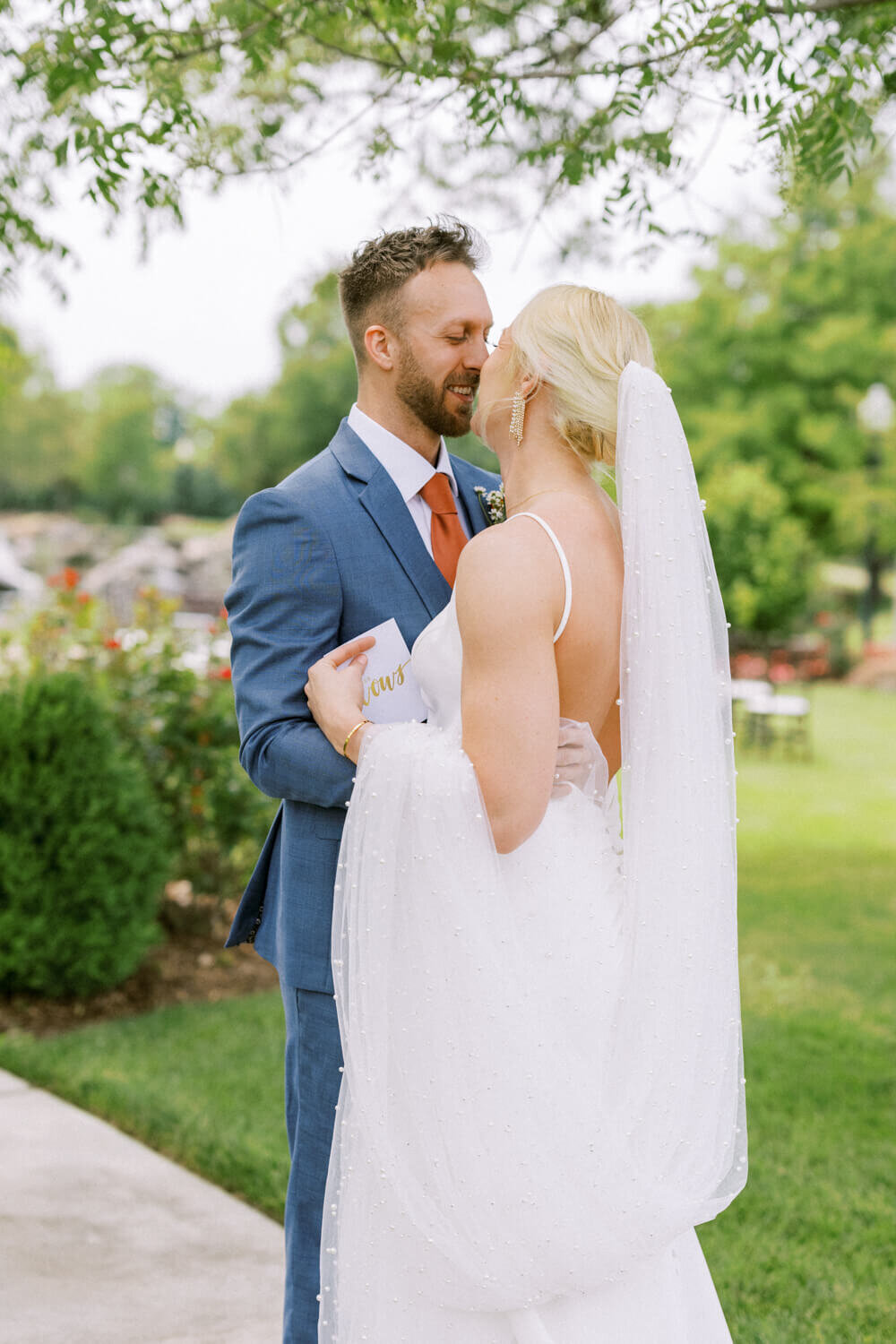 bride-and-groom-kissing-with-teeth