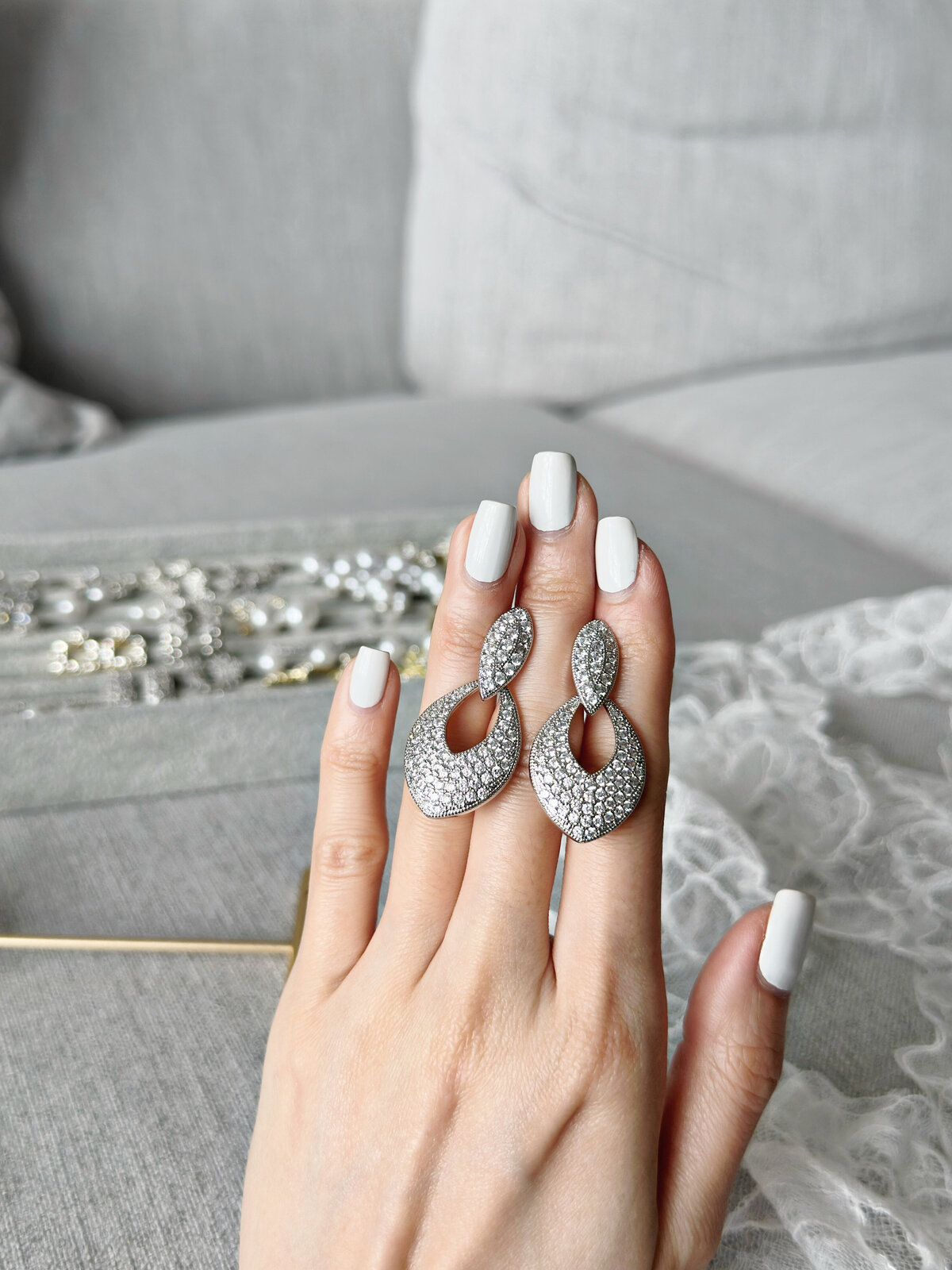 Minimalist bridal earrings combining soft pearls and subtle crystals
