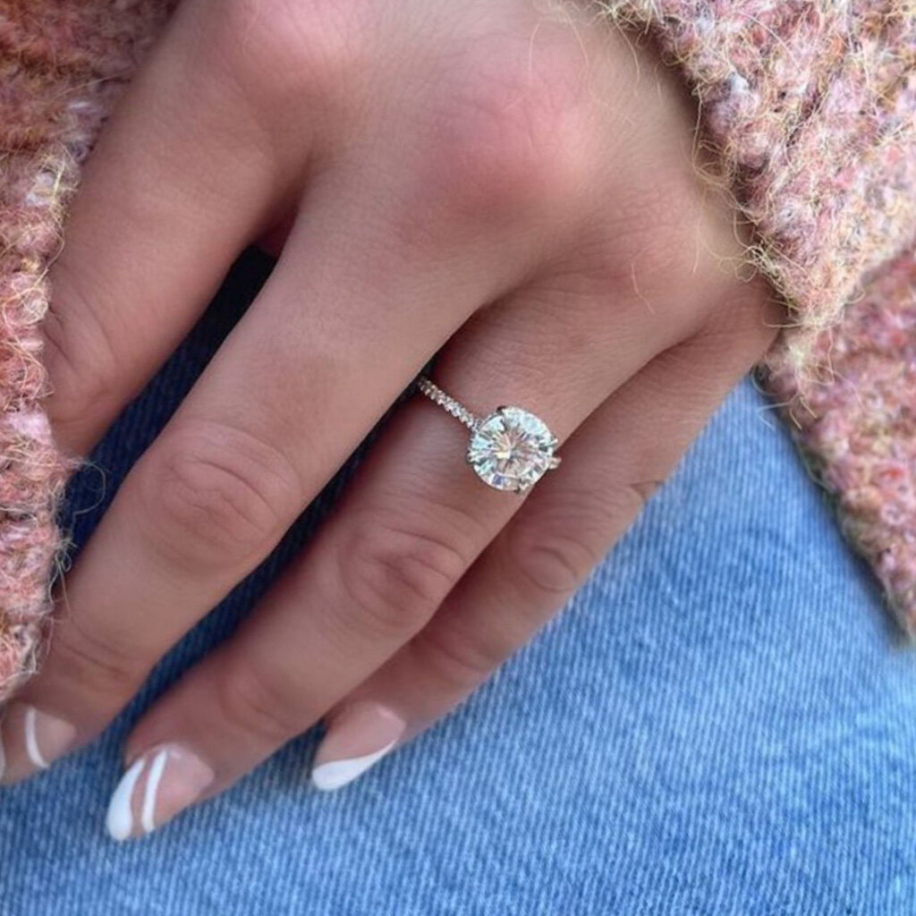 round-diamond-engagement-ring