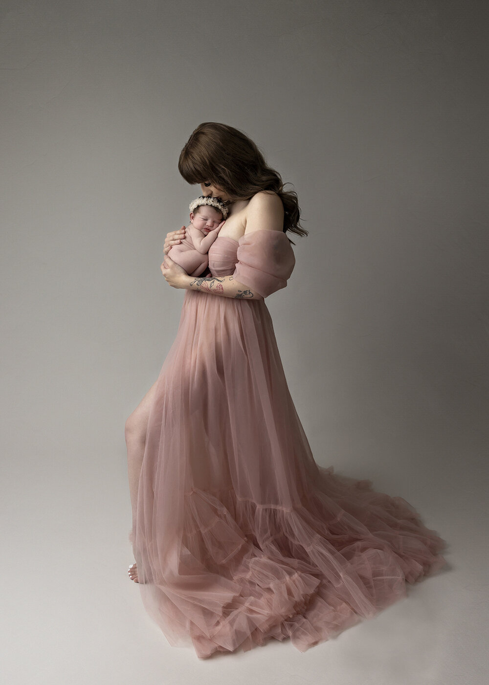 NEWBORN_BABYGIRLWITHMOTHERPINKDRESSKISS