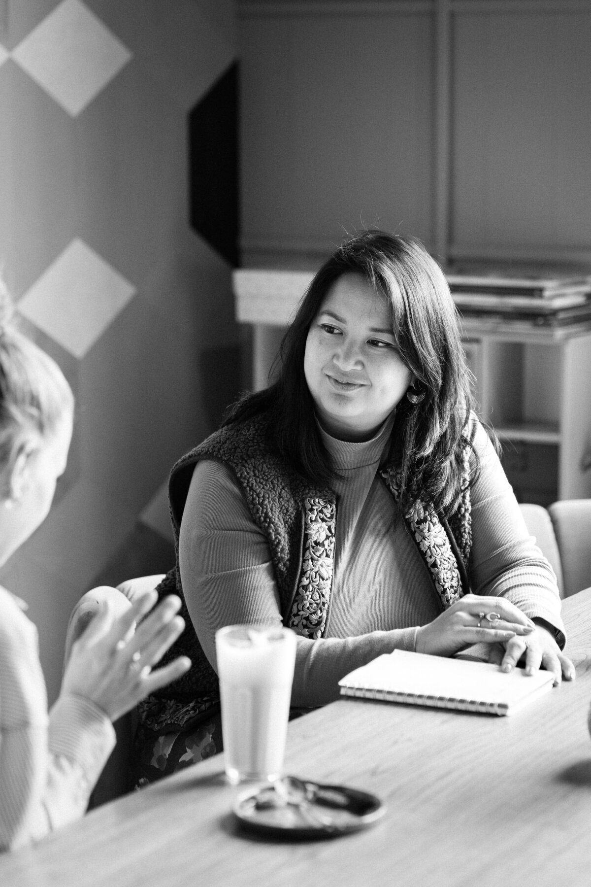 Branding shoot De laatste Vaart. - zwart wit beeld gesprek 