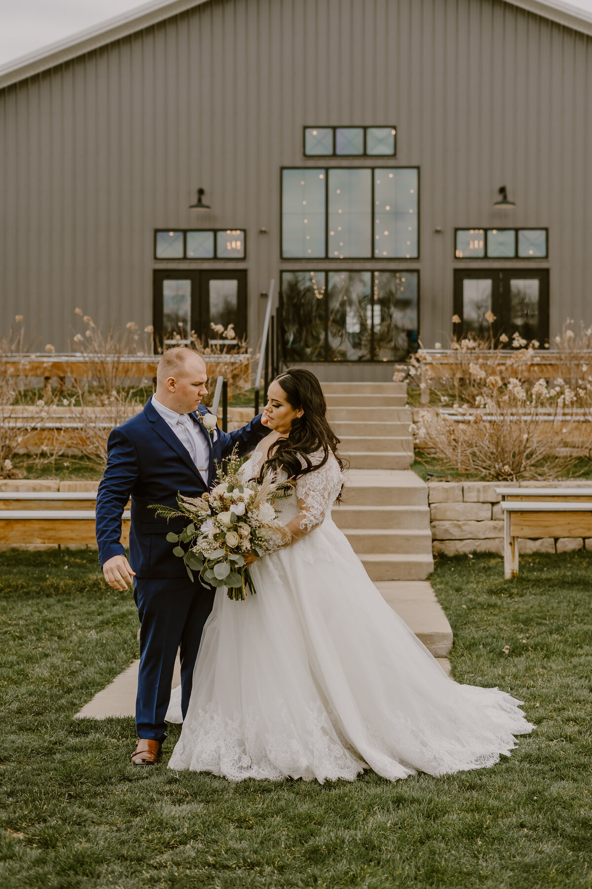 outdoor-barn-wedding-portrait-des-moines-wedding-photographer-ashton-hill-farm-cedar-rapids-iowa-storyteller-collective-photo-co