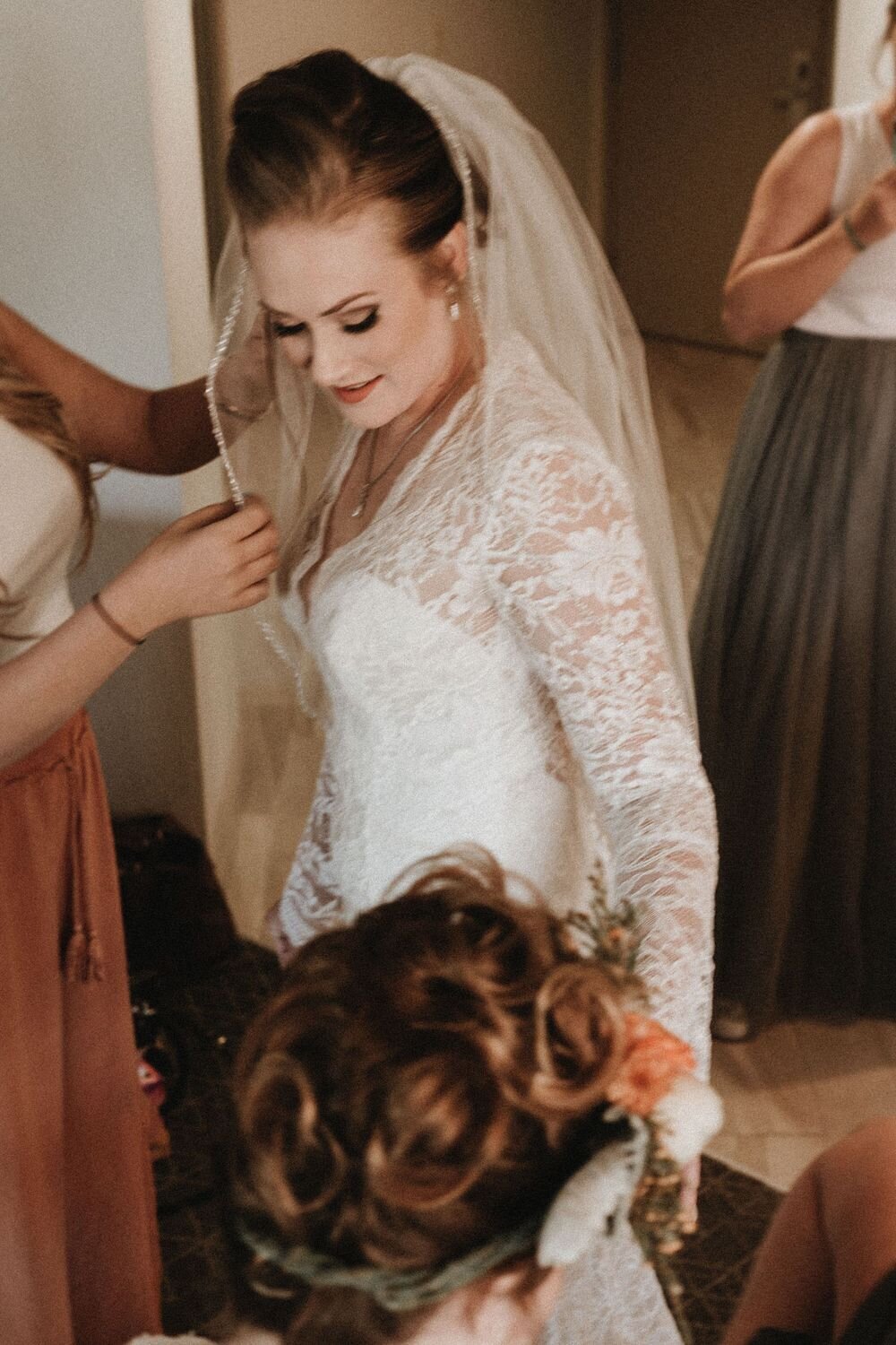 Beautiful__Stunning_Bride_Getting_Ready_Photography_Vintage_Dress_Bouquet_Fall-d0a7412b