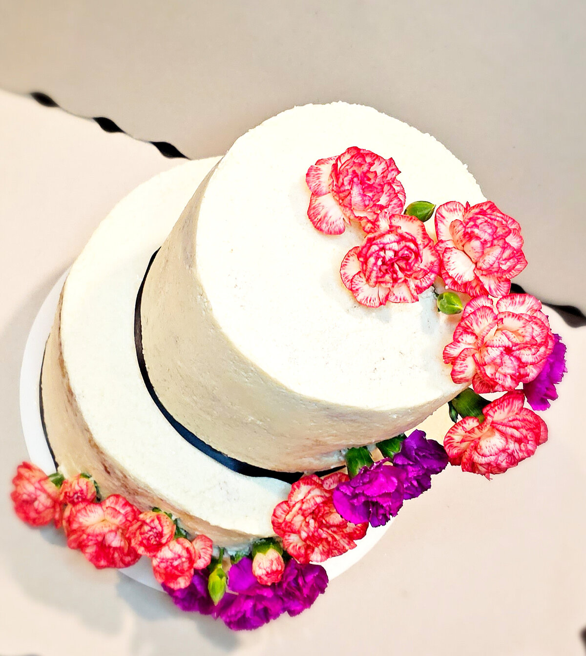 2 Tier- Wedding cake with fresh flowers
