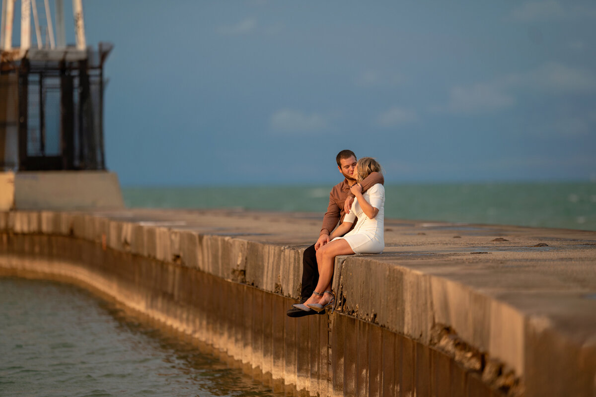 Engaged couple photoshoot in Chicago by Lake Michigan