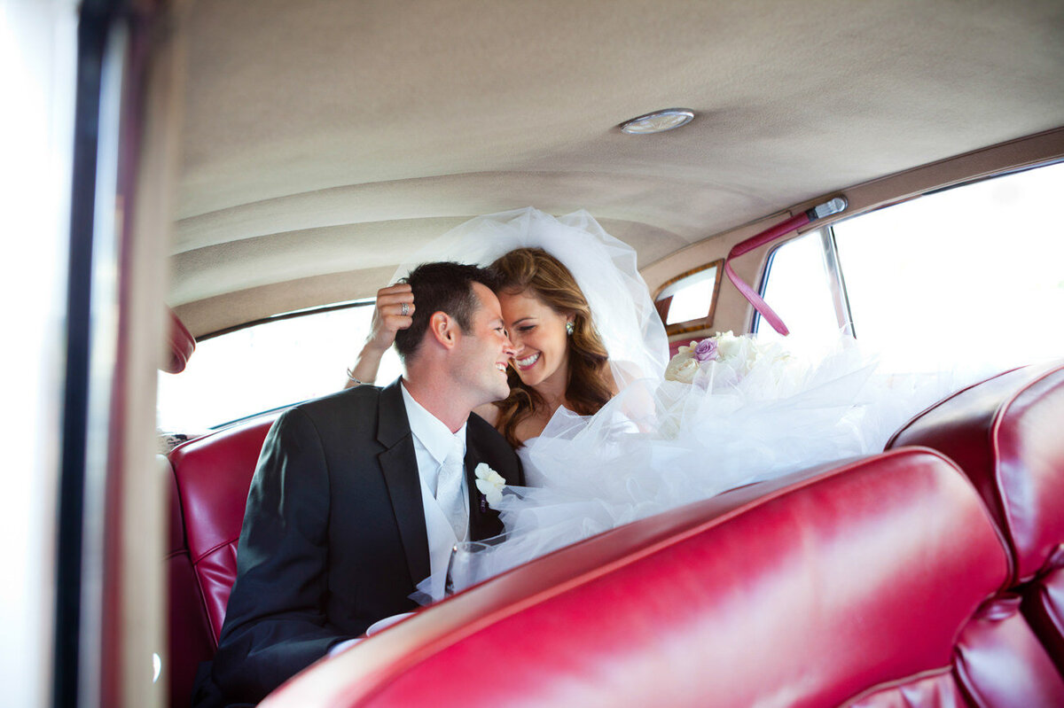 23-vintage-car-bride-and-groom-wedding-photo-by-la-vie-photography