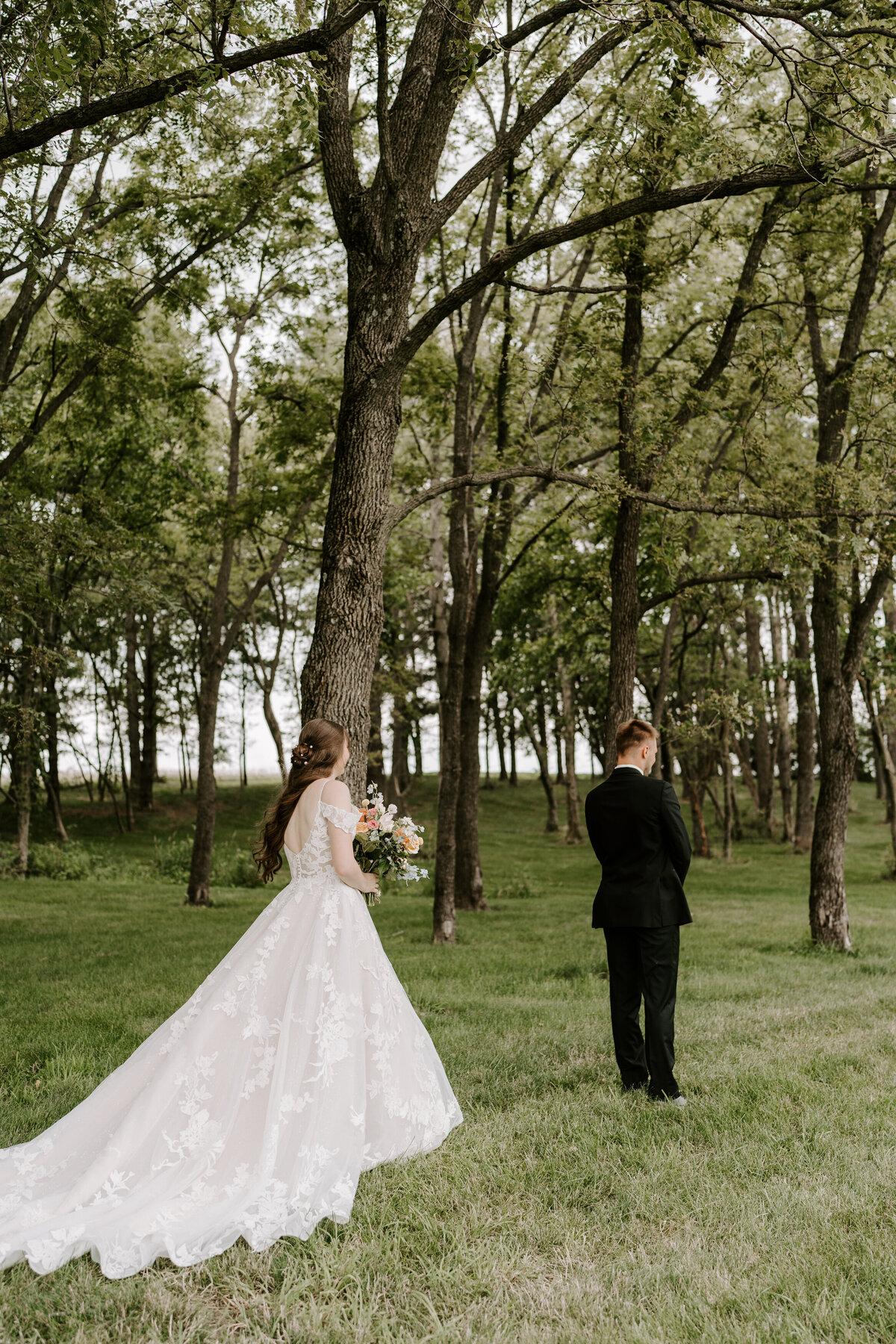 kraber-the-gathering-grounds-iowa-wedding-17