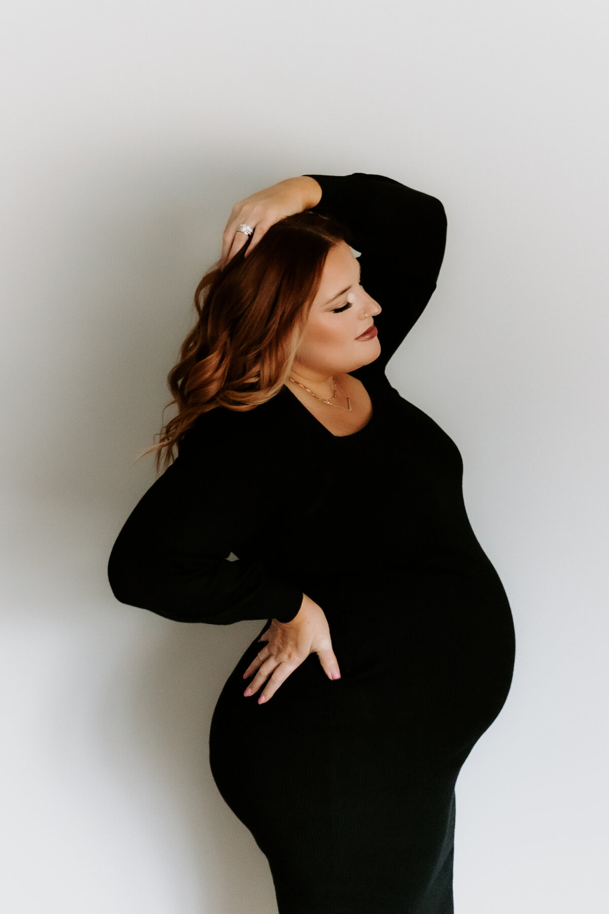 MATERNITY SESSION IN STUDIO