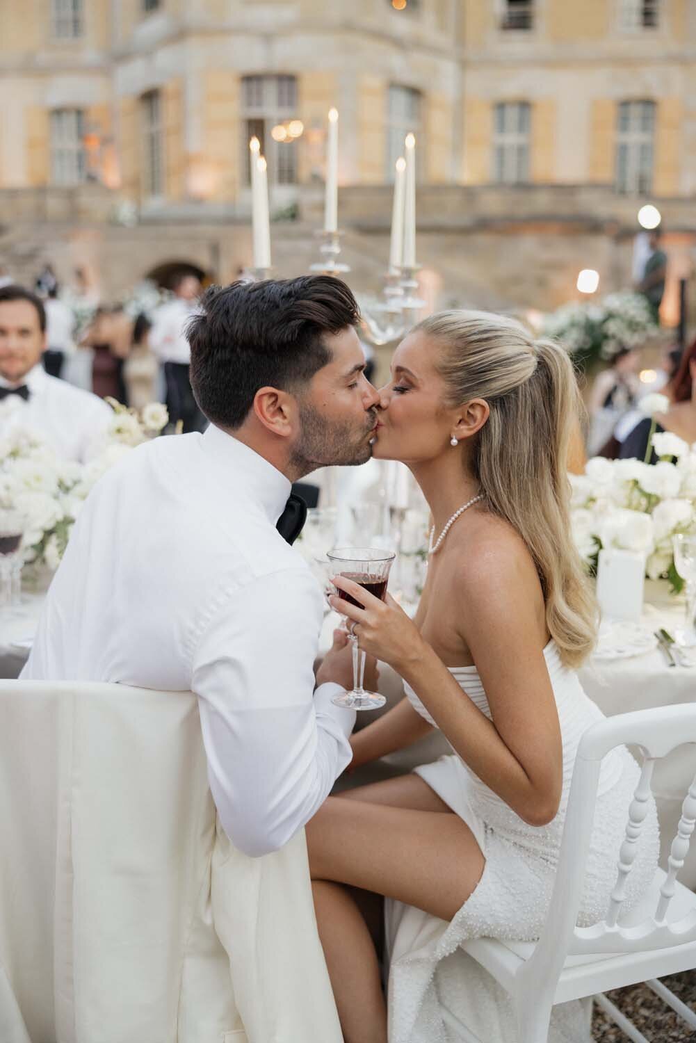 white luxury romance at chateau de Villette for Hannah & dylan Barbour wedding in Paris - Floarl designer Veronique lORRE45