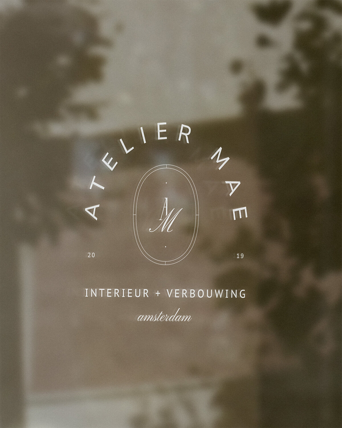 Raambestickering Atelier Mae – Branding in de praktijk