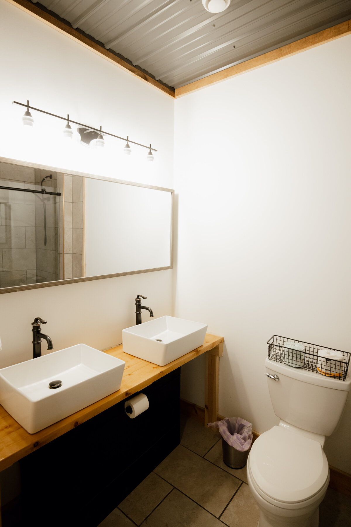 Bear-Ridge-Destination-barndo-suites-rosie-photo-video-22