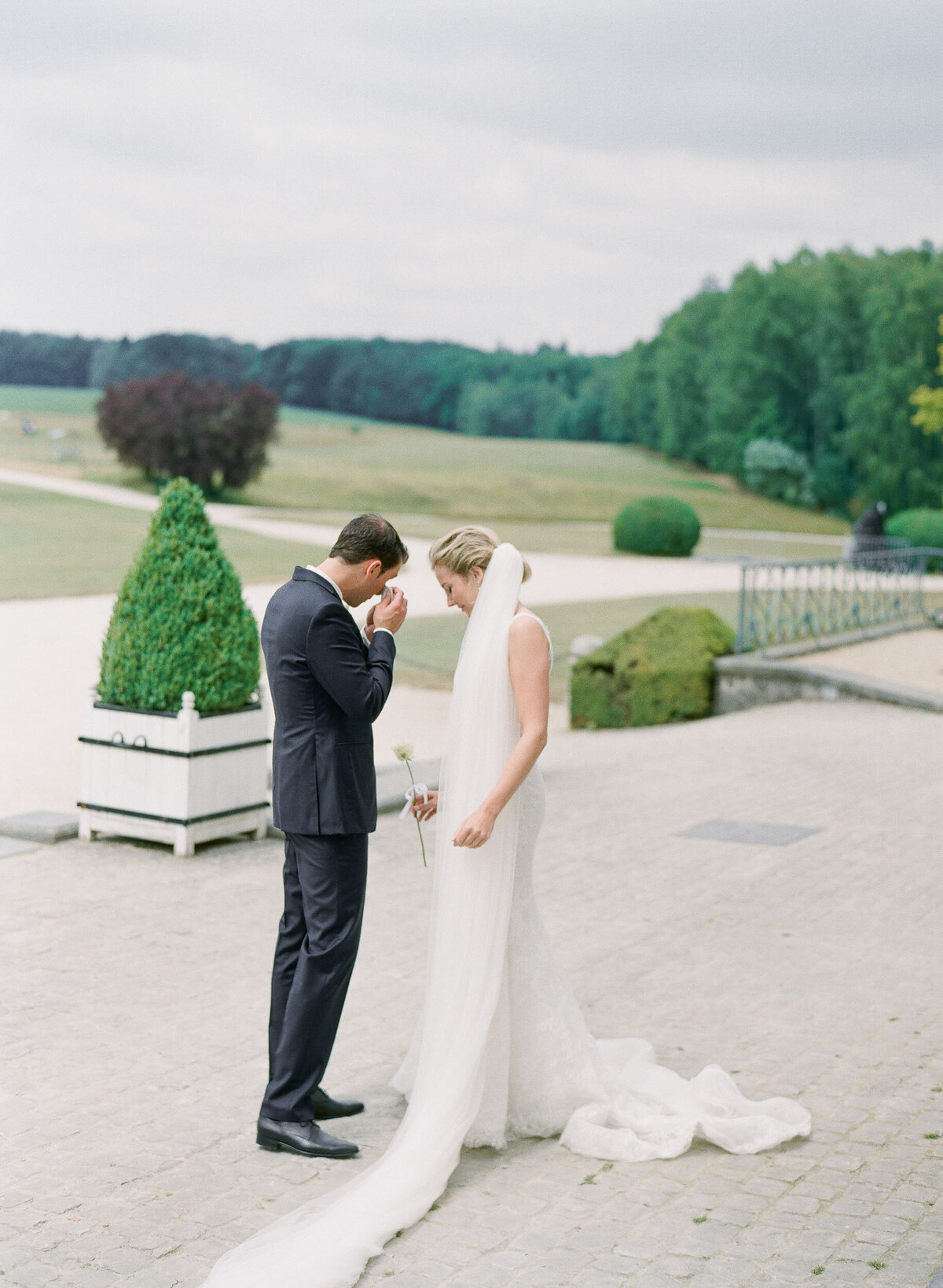 12-Alexandra-Vonk-photography-Chateau-de-la-hulpe-wedding-first-look
