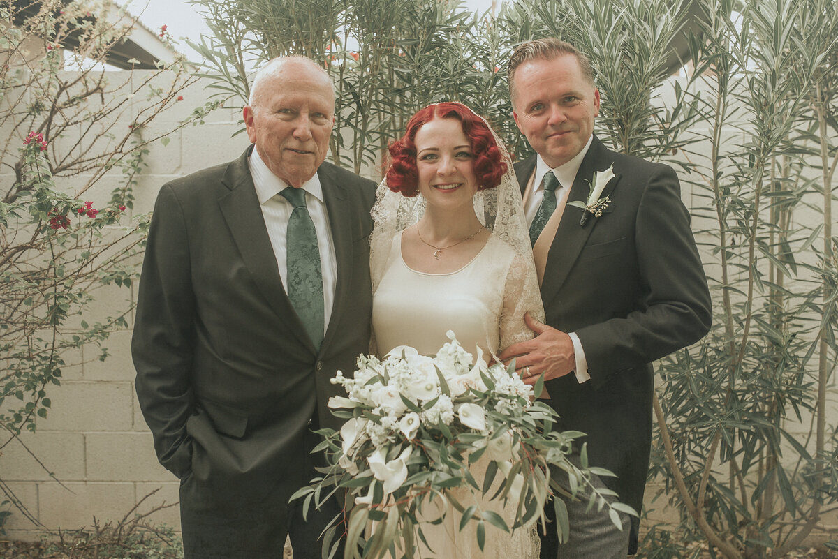 family-portraits-Arizona-Wedding-Photographer-Iowa_wedding_photographer-Bakyard-wedding-vintage-bride-Alaynna-Ann_Schwartz-Playlife-42