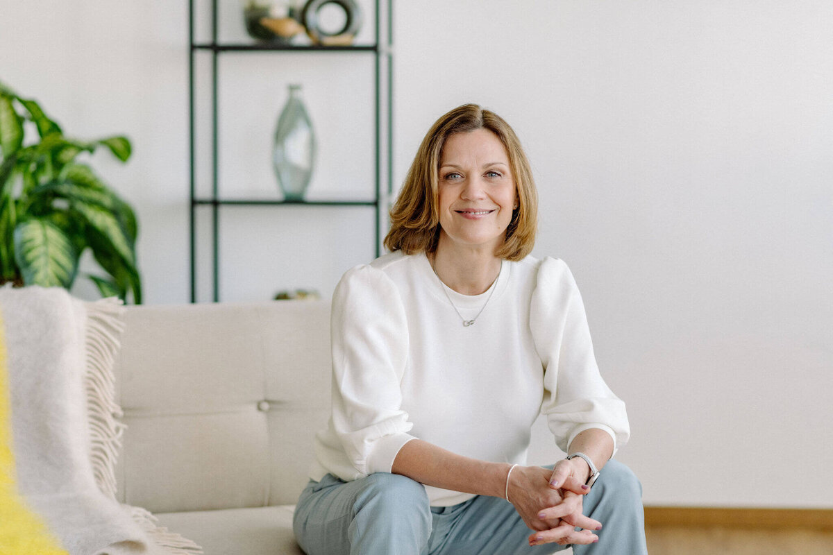 Interior Designerin Larissa Lach am Sofa