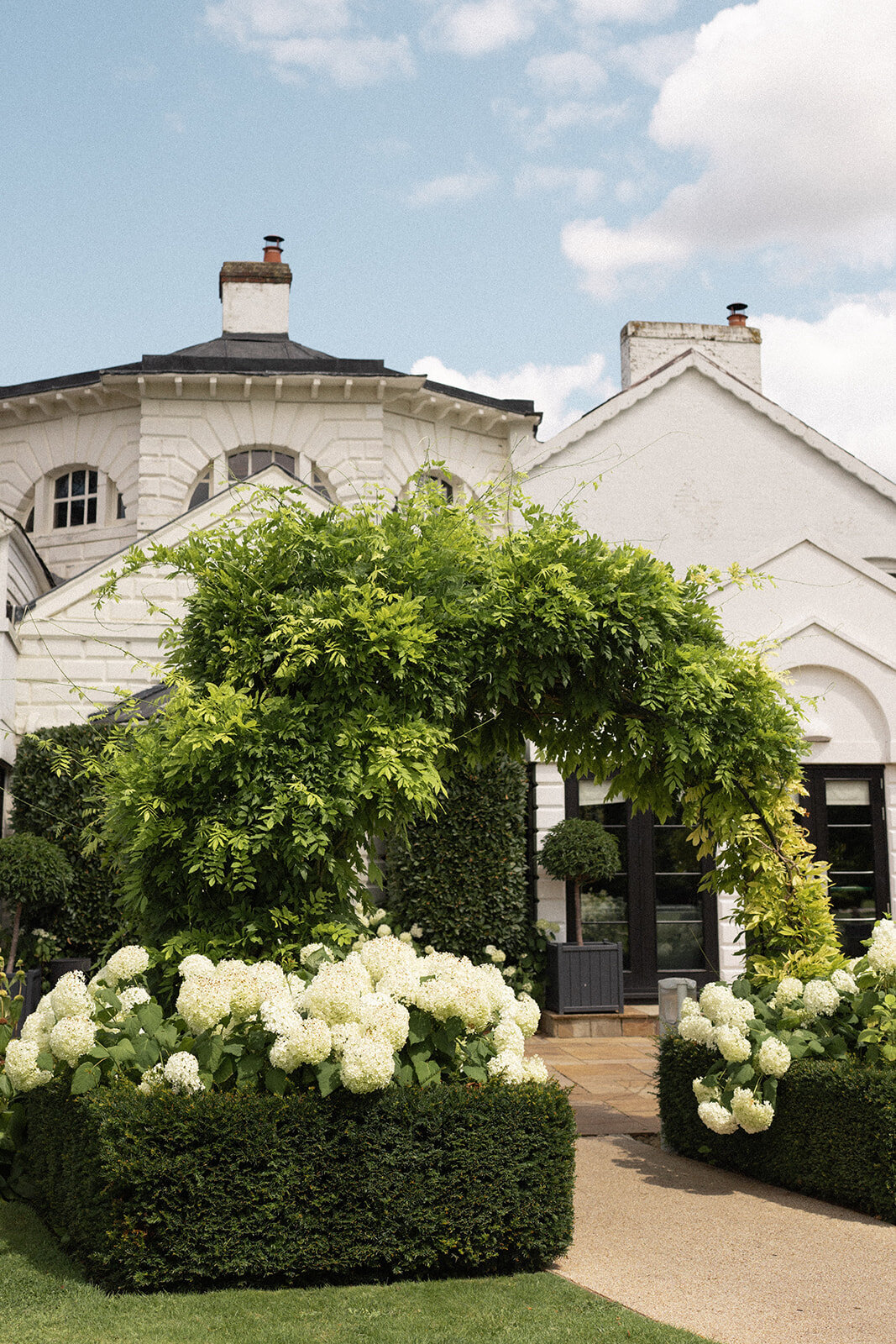 all-white-monkey-island-estate-wedding-2