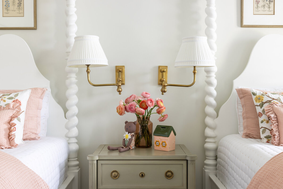 Nightstand_close_up_in_girls_room