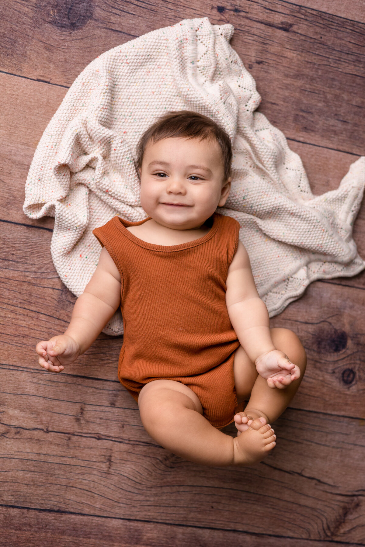 in-home-six-month-milestone-photography-session-Lexington-KY-photographer-2