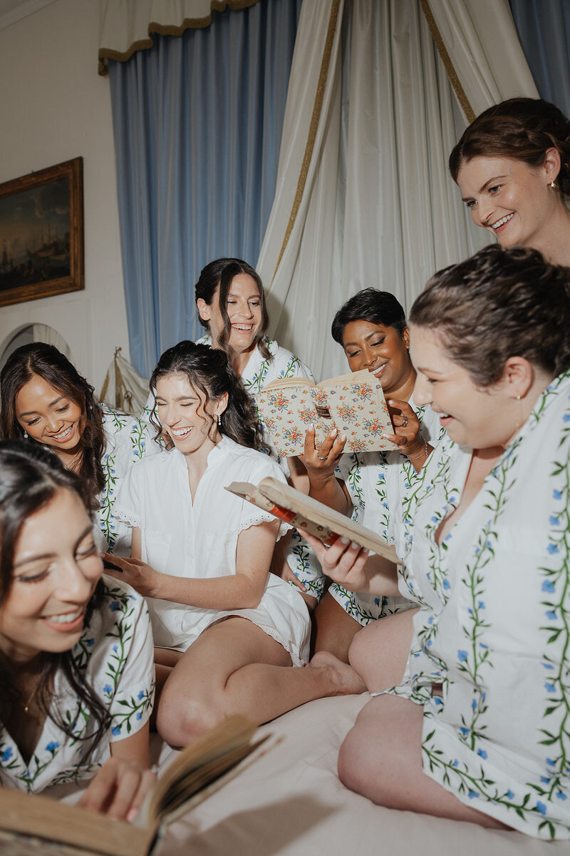 wedding-bride-getting-ready-bridesmaids-laughing-laurianevega
