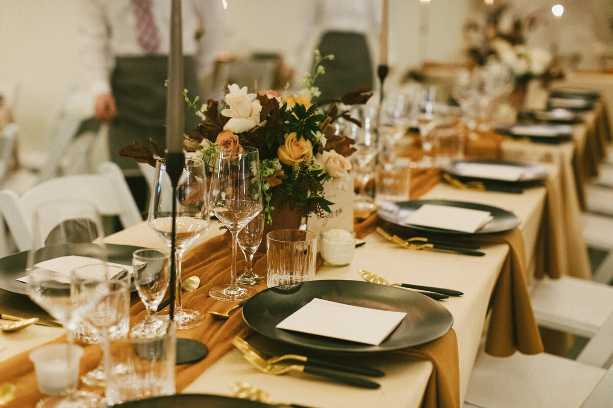 fall-wedding-table-black-plates-yyc