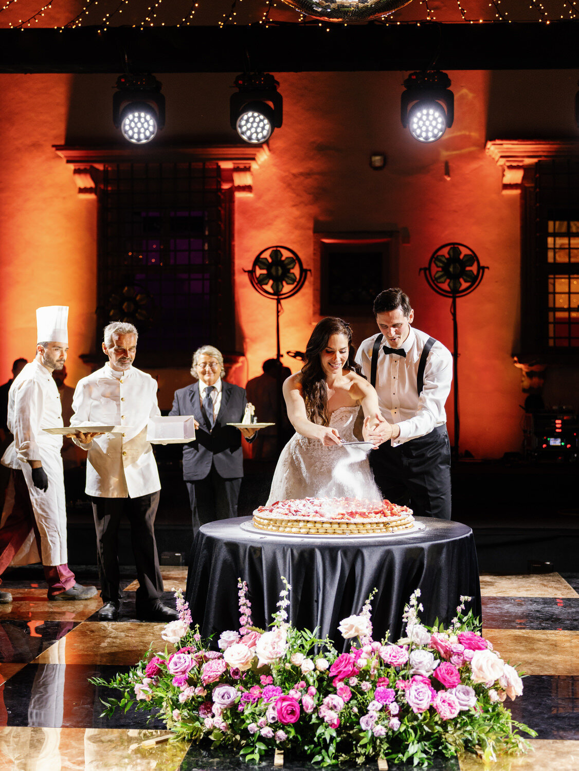 199-Wedding-Cake-Cutting-Moment