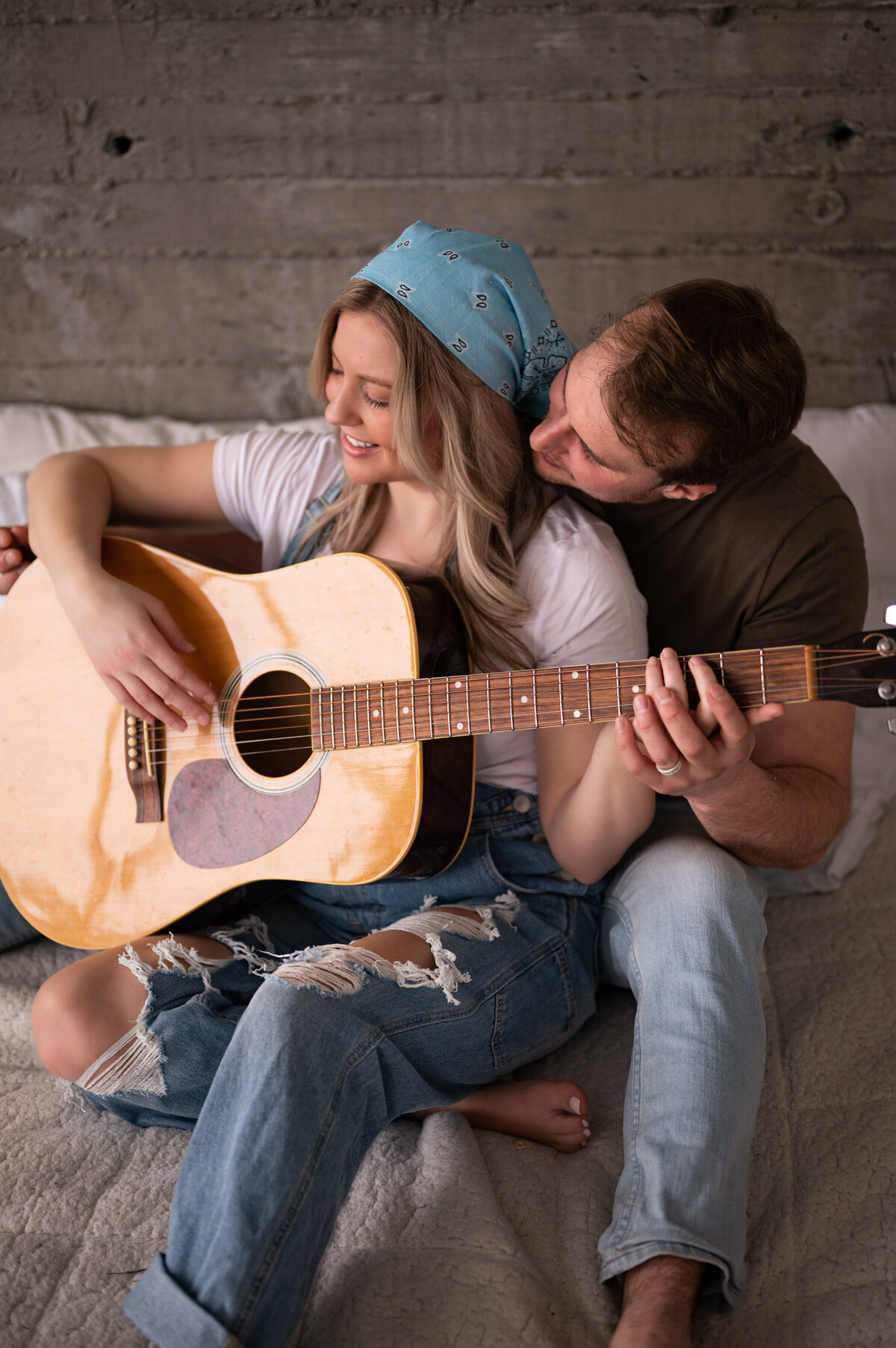 man teaches his wife to play guitar