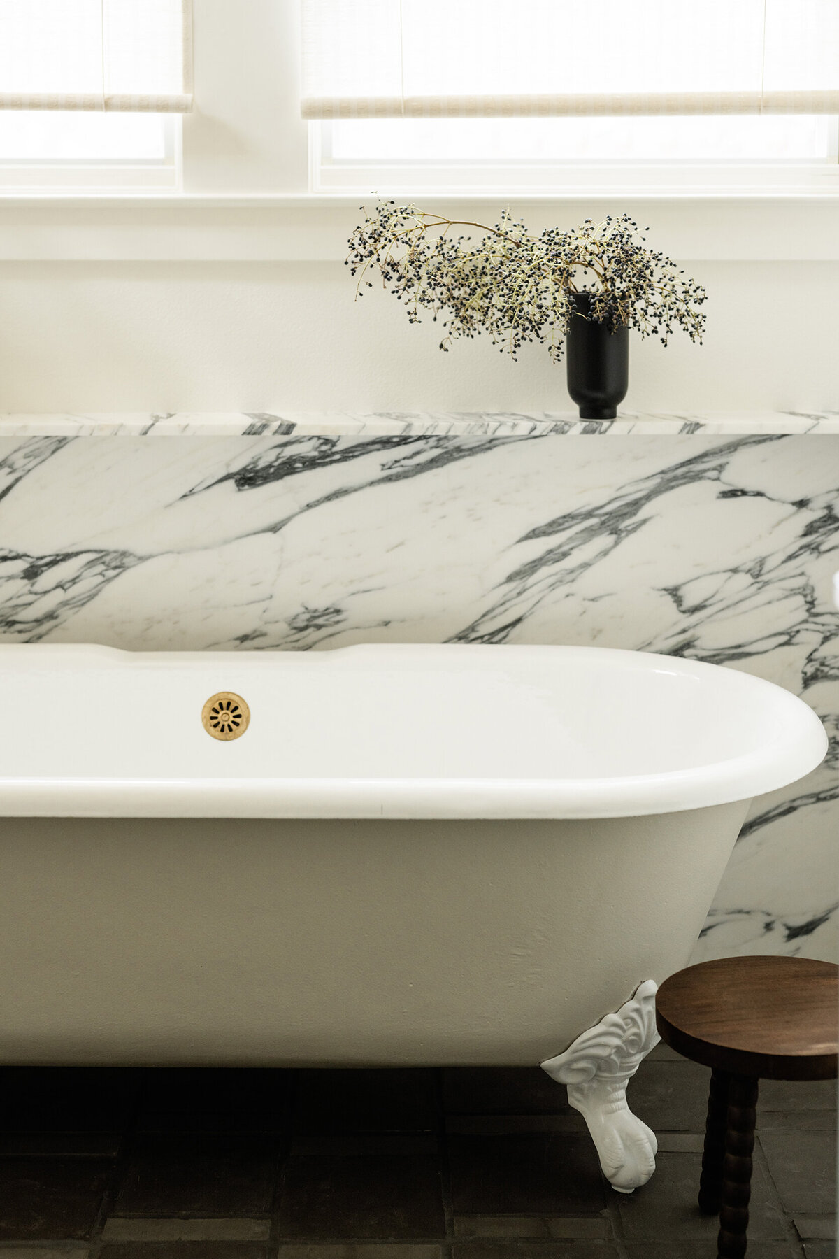 house-franc-hyde-park-bathroom-remodel-historic-home-design-claw-foot-tub-arabescato-marble-wall-floating-shelf-historic-neighborhood-austin-texas