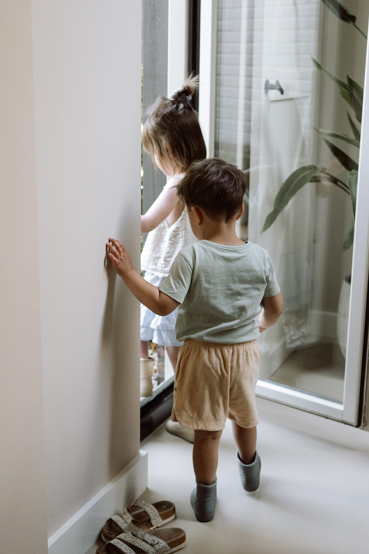 Lifestyle gezinsfotografie tijdens een Homes to Remember-shoot - naar buiten gaan 