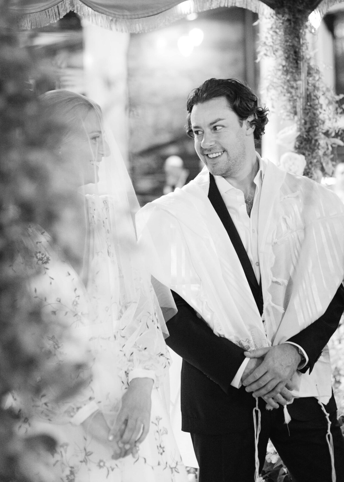 chloe-winstanley-weddings-jewish-ceremony-bride-groom-black-white