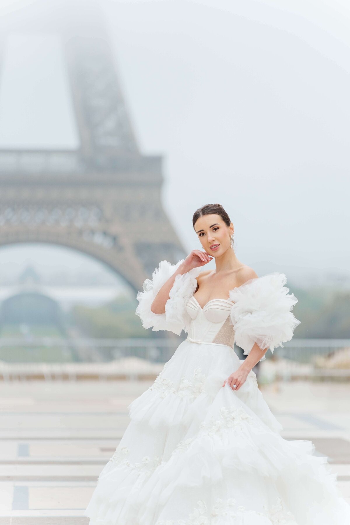 bride stanting, the eiffel tower is on the background