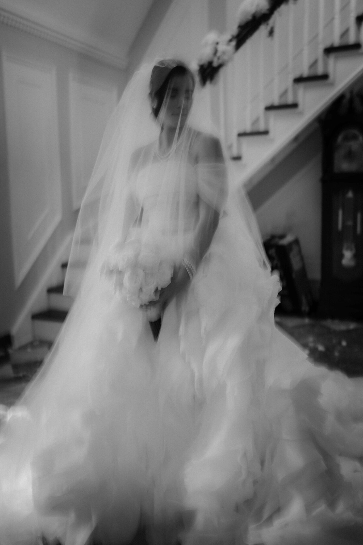 Portrait de la mariée : Mariage à la maison principale, la mariée rayonne dans sa robe de mariage.