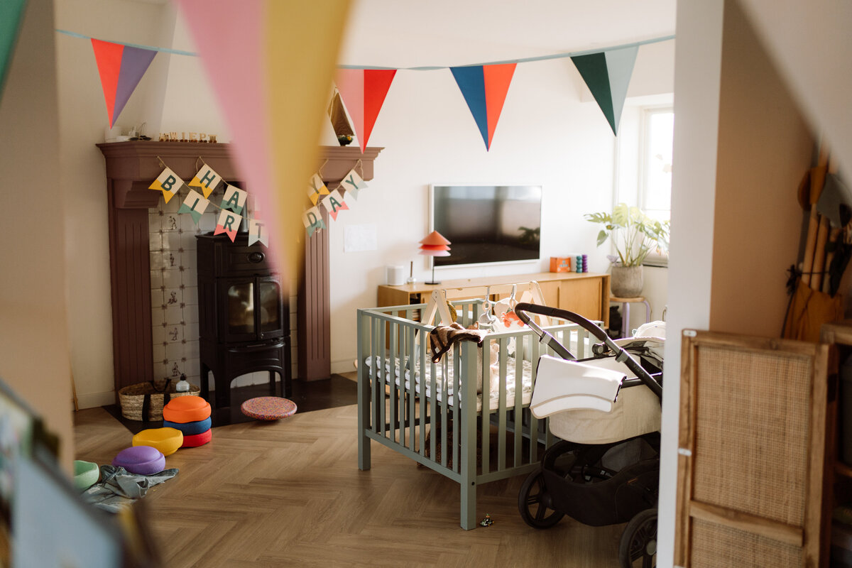 Newborn fotografie van een baby van enkele weken oud, vastgelegd in huis en aan zee. Intieme momenten van een pasgeboren baby, vol met de heerlijke chaos van het gezinsleven.