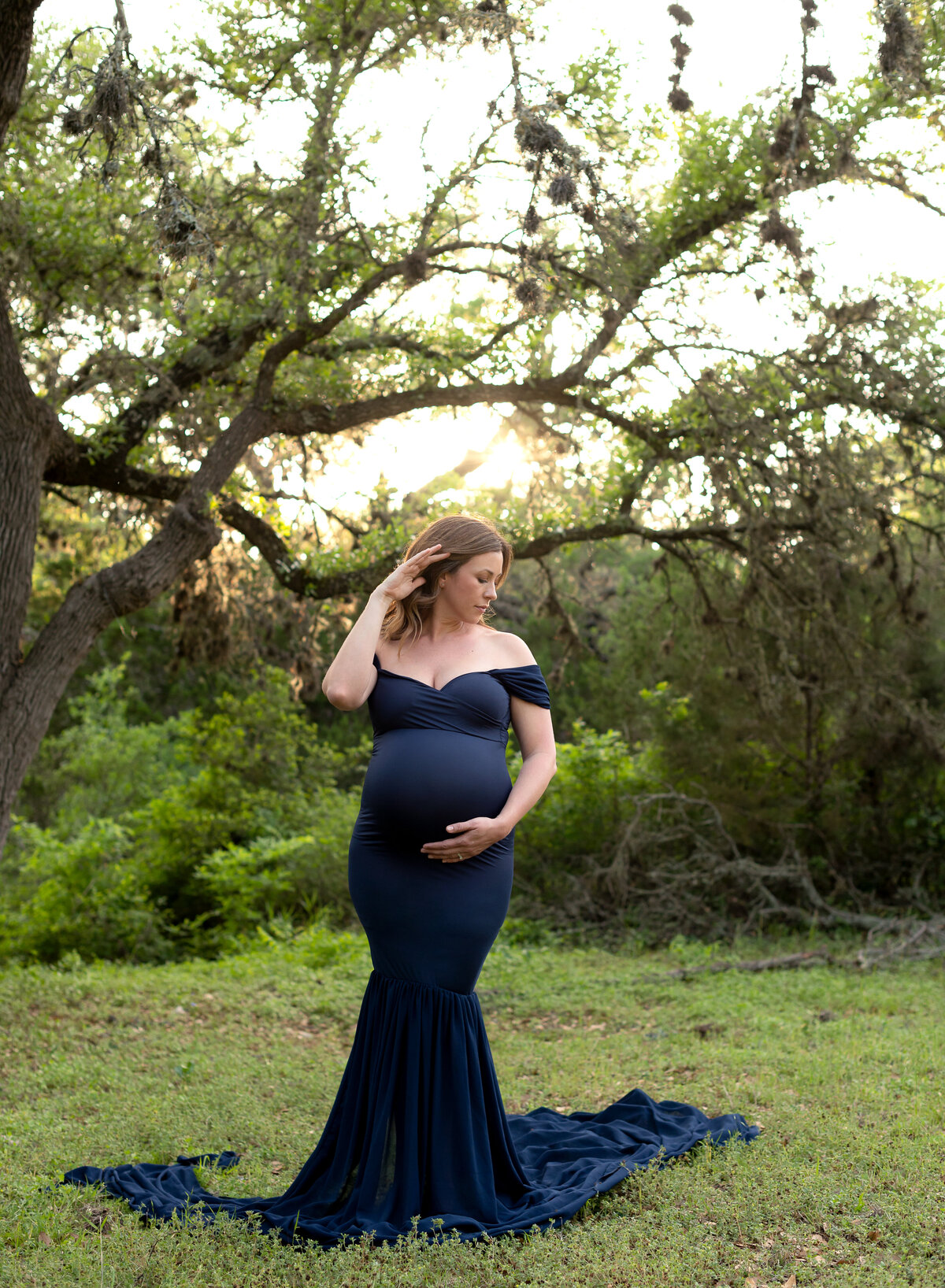 pregnant woman wearing a navy blue fitted mermaid gown